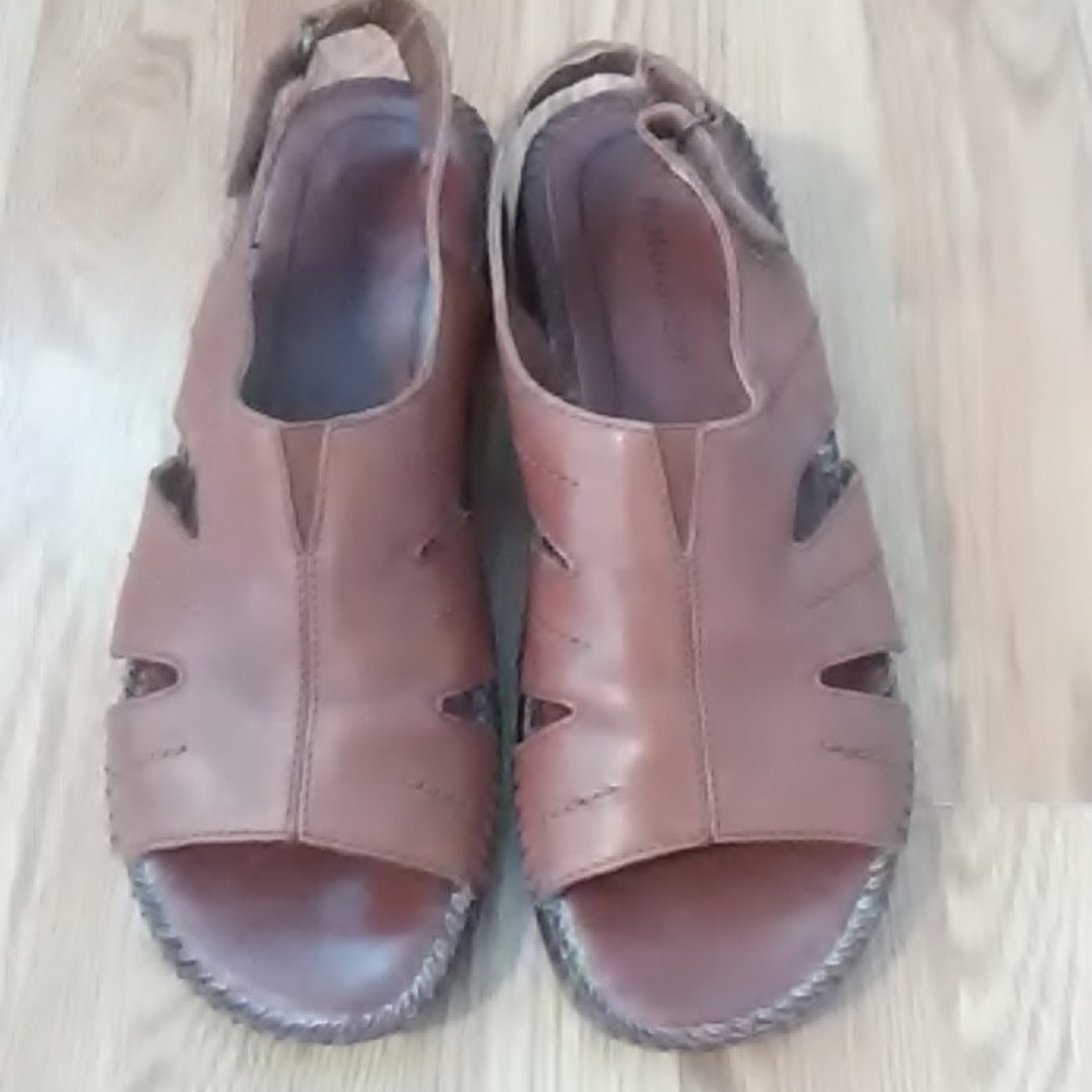 4/$30 Naturalizer Low Heel Leather Sandal adjust.